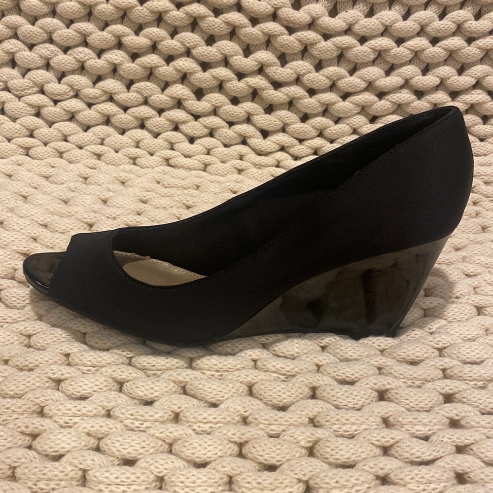 Bandolino Black Peep Toe Wedge Pumps with Gold Insole - Picture 2 of 9